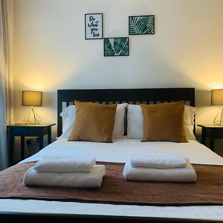 Unique 2 Bedroom Apartment In London/ Excel / Olympic City Close To Central Line Tube Station With Gated Parking Space Exterior foto